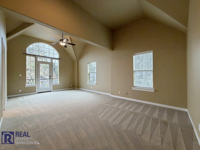 Building Photo - MOVE-IN SPECIAL - Spacious 2BR Townhome with Garage Parking in Prime Beaverton Location!