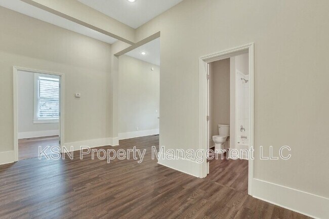 Building Photo - 309 W 33rd St