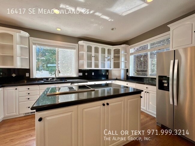 Building Photo - 16417 SE Meadowland Ct
