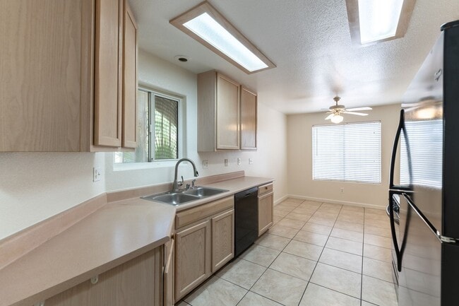 Building Photo - Two Bedroom Downstairs Condo