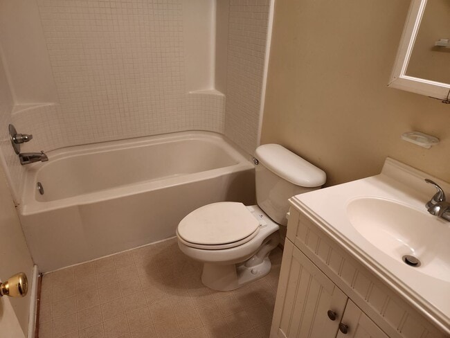 Building Photo - Townhouse Convenient to Chesterfield Court...