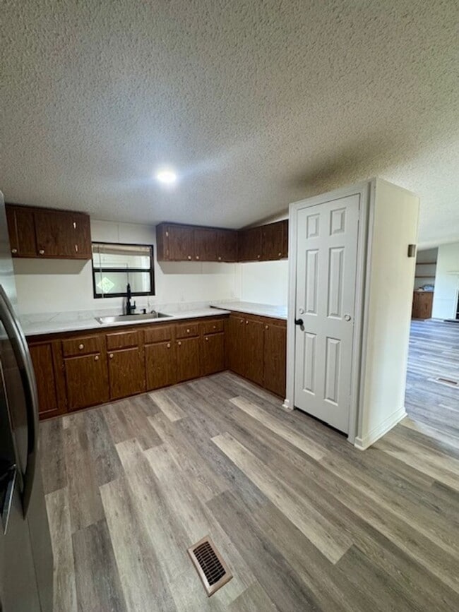 Building Photo - FOR RENT