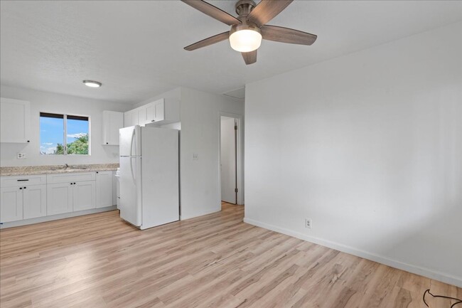 Building Photo - Remodeled 2 Bed/1 bath Attached Cottage in...