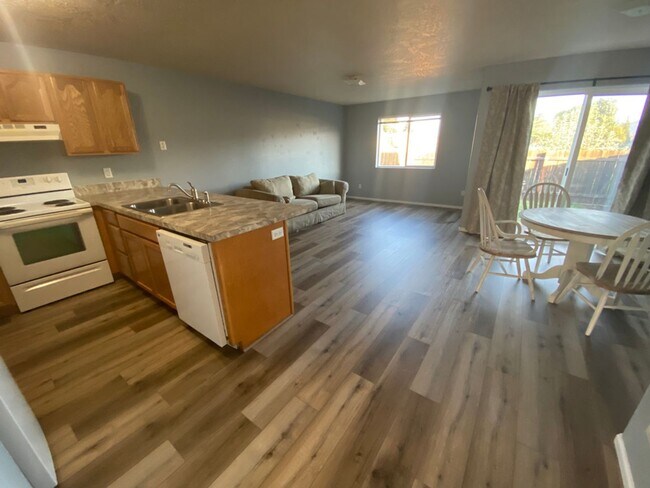 Building Photo - 758 N Cloverleaf Loop