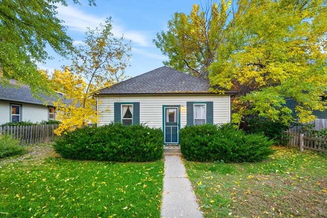 Primary Photo - Charming house for rent, with laundry mach...