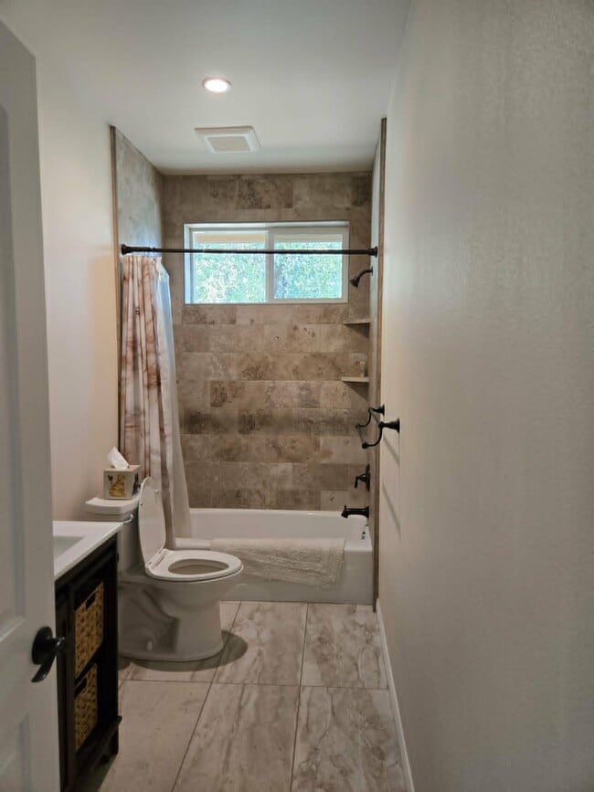 Building Photo - 39034 CA-41