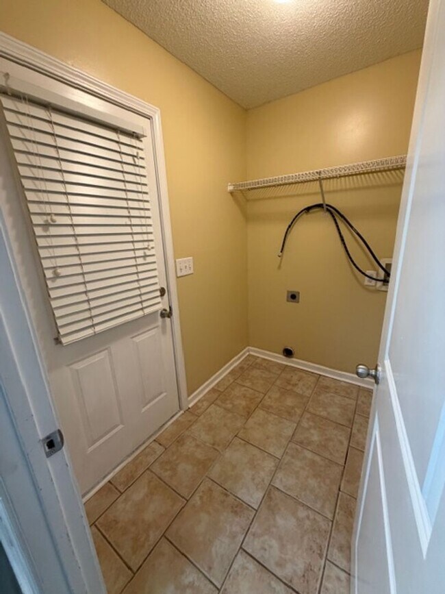 Building Photo - Charming 3 Bed, 2 Bath Home in Warner Robins!