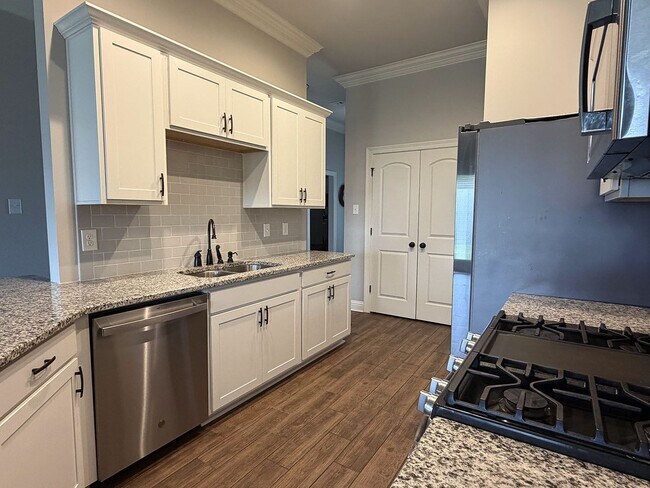 Building Photo - 403 Mangrove Ln