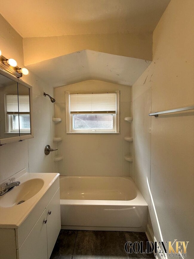 Building Photo - Eastside Remodeled 3 bedroom home near 8 M...