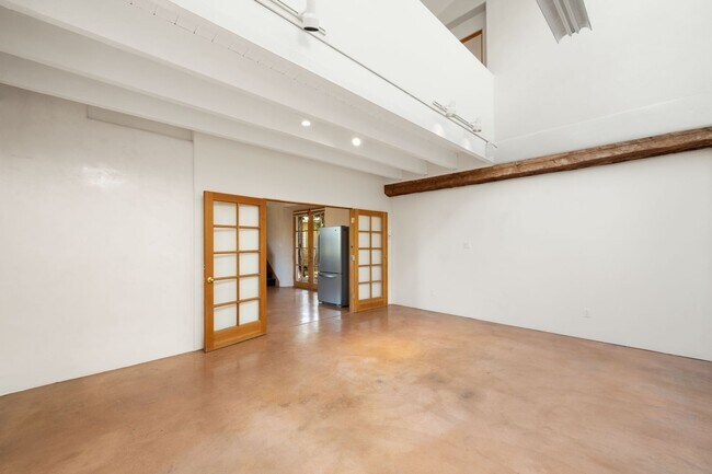 Building Photo - Rustic Loft-Style Home in Arroyo Hondo