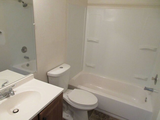 Building Photo - 2 bedroom, 1.5 bathroom, 2 Story Apartment in the Heart of Town