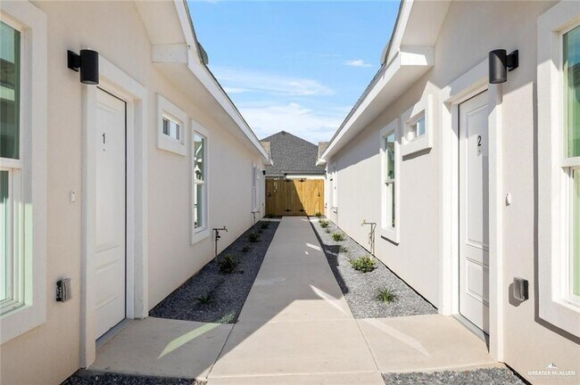Building Photo - 1025 N Woodson Ave