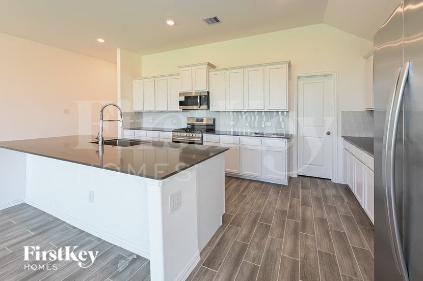 Building Photo - 14907 Lake Shore Ave