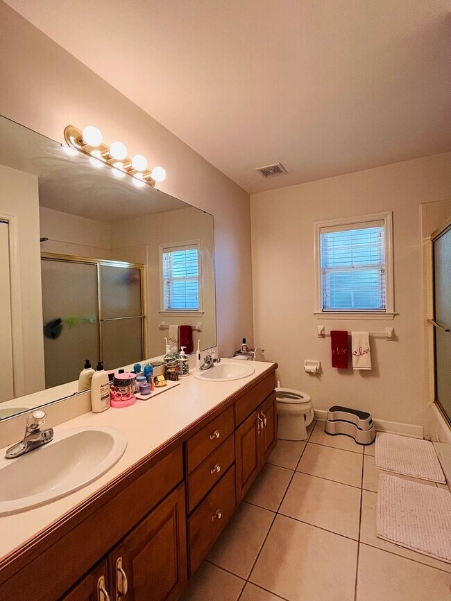 Building Photo - Fabulous 3 Bed/2 Bath with 2 car garage home