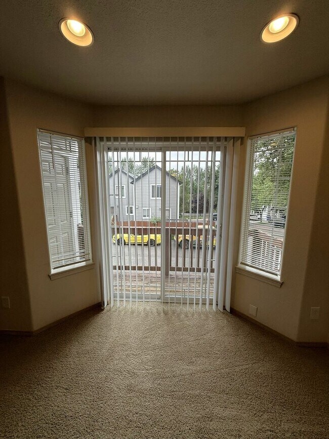 Building Photo - 3 Story ~ 3 Bed/3 Bath Townhome in Parkview Village!