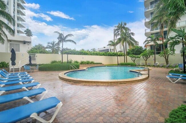 Building Photo - 4001 S Ocean Dr