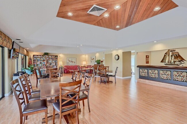 Building Photo - 5390 Woodland Lakes Dr