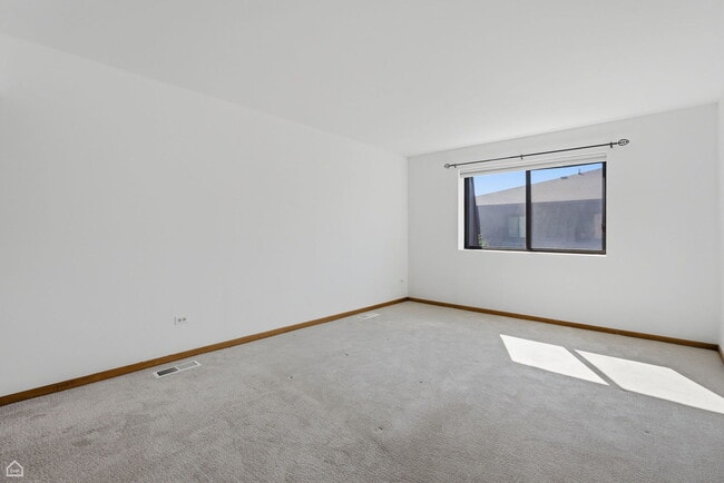 Building Photo - 187 Uteg St