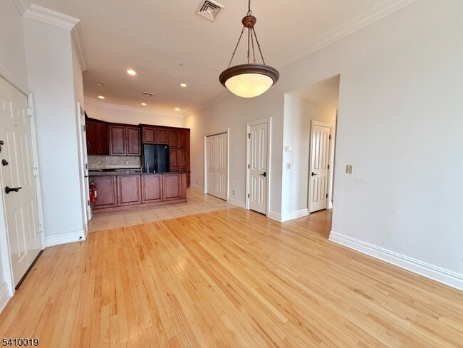 Building Photo - 33 Forest Ave