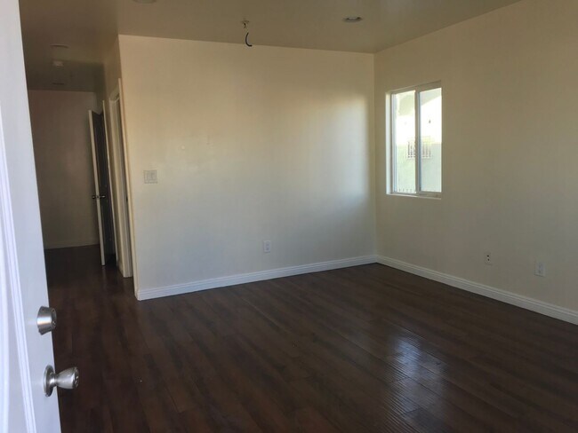 Building Photo - 83(430)