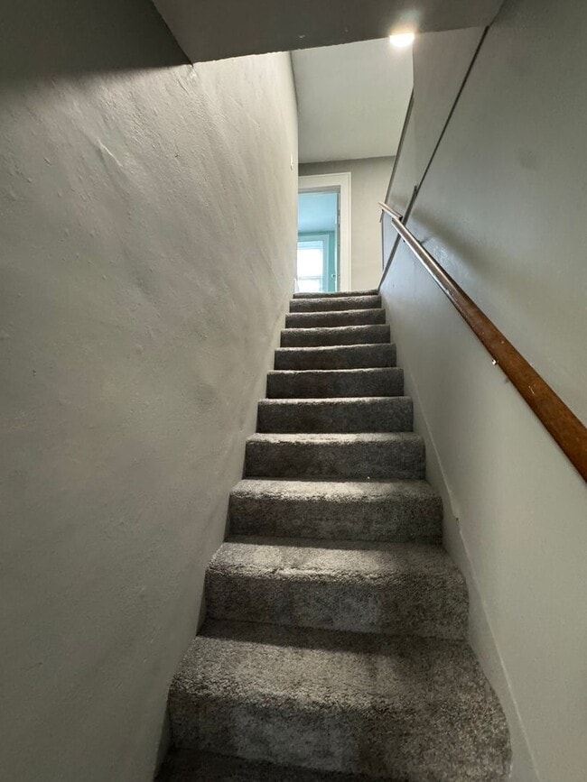 Building Photo - 4 Rooms Near U-M at $800 per room! | Big Yard & Front Porch + On-site Laundry