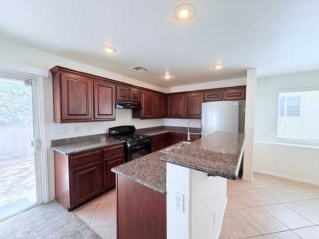 Building Photo - 3 bedroom Conveniently located