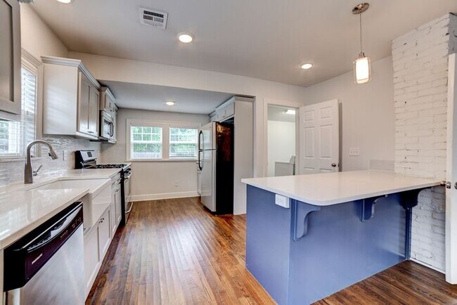 Building Photo - Charming 1920s Home - Fully Renovated