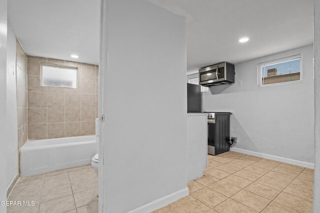 Building Photo - 3700 Taylor Ave