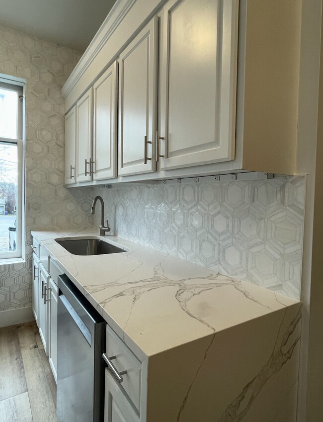 MARNLE & PEARL BACKSPLASH - 29 E Northwood Ave