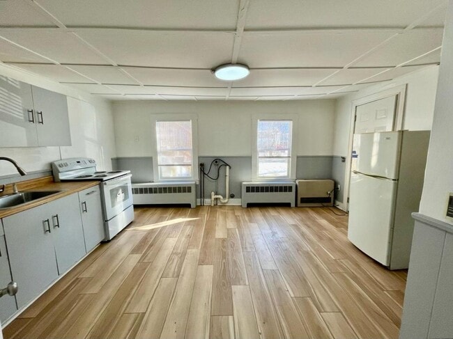 Building Photo - 43 Main St