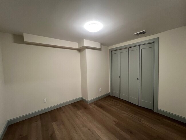 Building Photo - 160 Seabury St