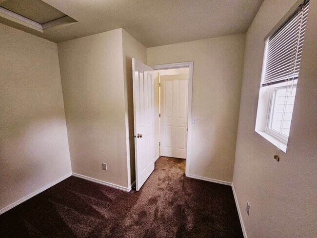 Building Photo - 3 Bed + Bonus Room 2.5 Bath Home Snohomish