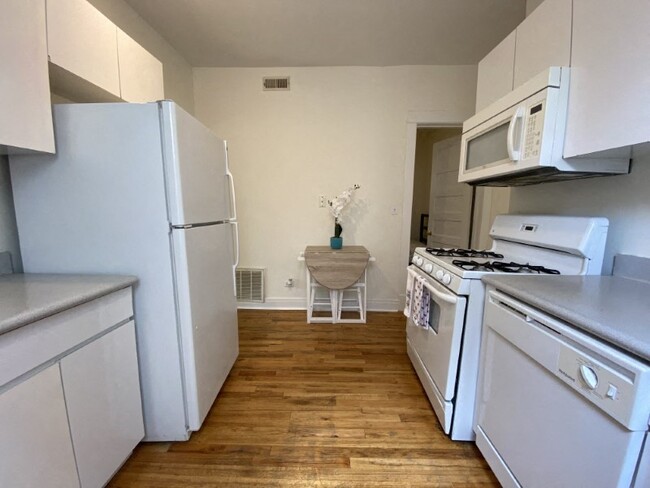 Bright kitchen with plenty of counterspace - 2834-2838 Orchard