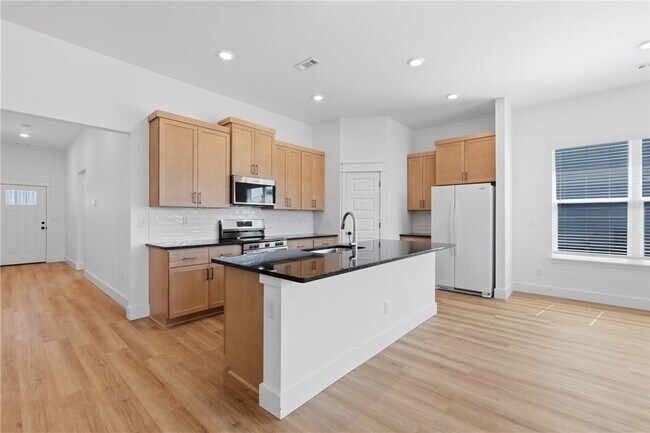 Building Photo - 5071 Vista Ave