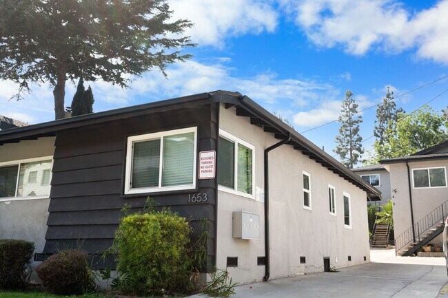 Building Photo - Newly Remodeled 1 Bed, 1 Bath Apartment in Prime Silver Lake!