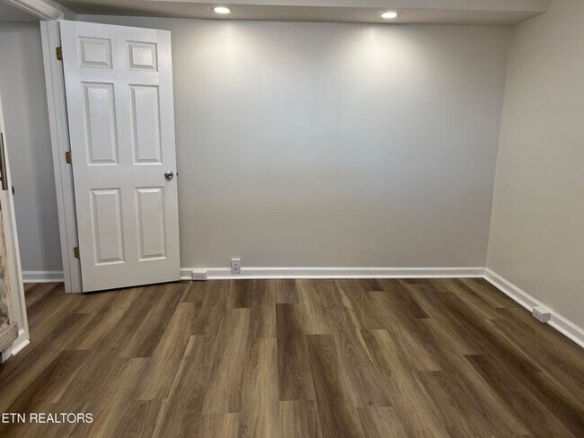 Building Photo - West Knoxville 37922 - 1 bedroom apartment with updated interior - Contact Mac Tobler (865)755-3075