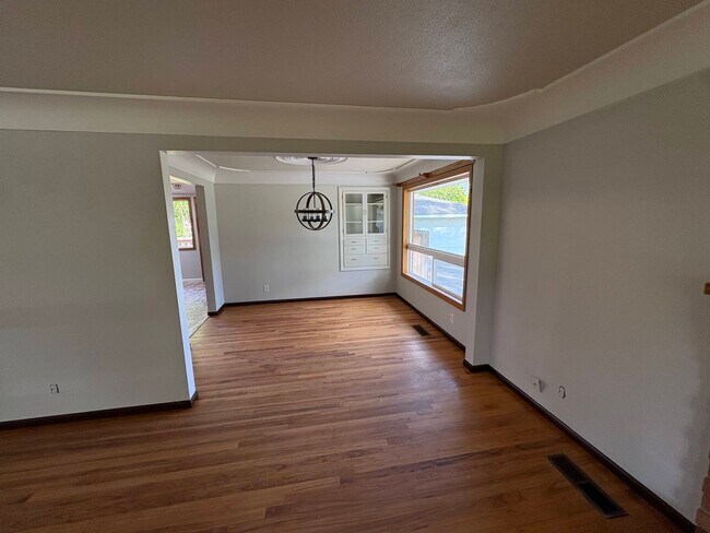 Building Photo - 821 N Rd 48