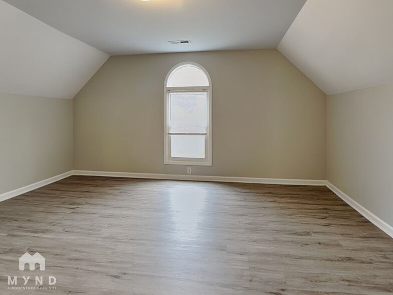 Building Photo - 5037 Huntingcreek Dr