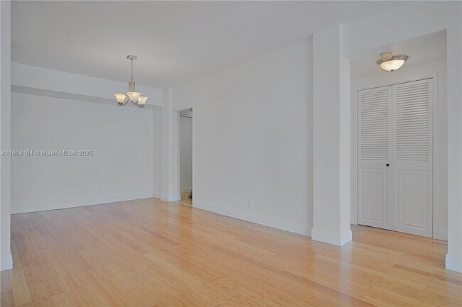 Building Photo - 9381 E Bay Harbor Dr