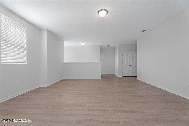 Building Photo - 221 Ness Cir