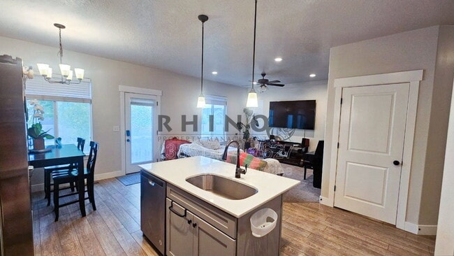Building Photo - 213 Whitewater Dr