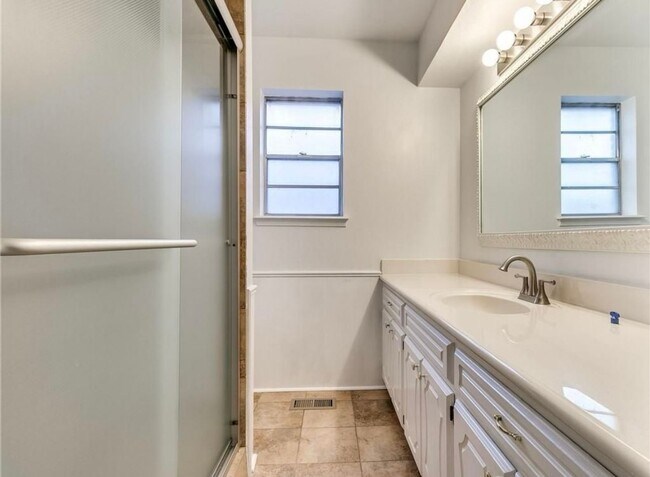 Building Photo - Spacious 4-Bedroom / 3-Bathroom Home in a Prime NW OKC Location!