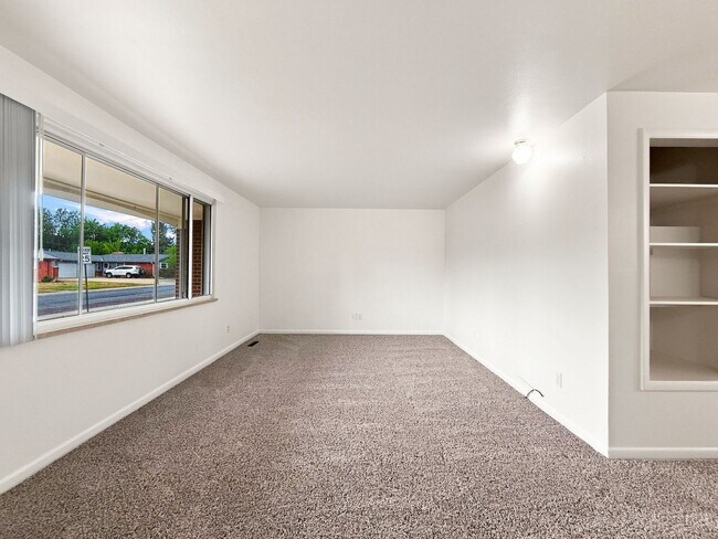 Building Photo - Large Arvada house with yard