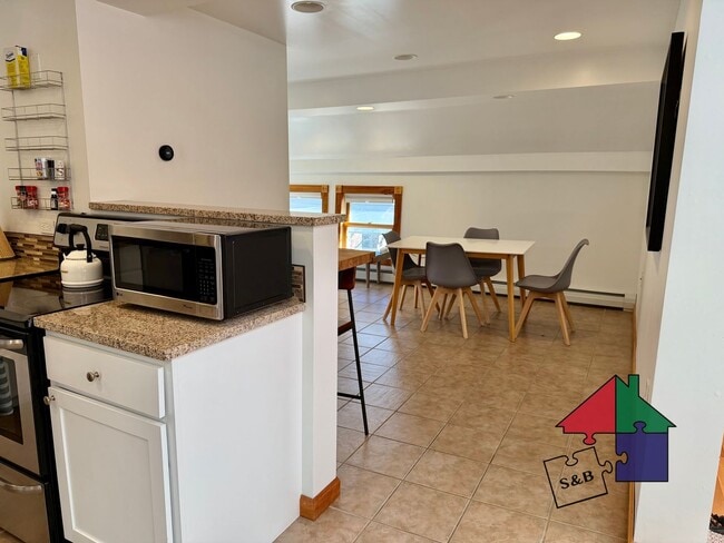 Building Photo - 112 Main St