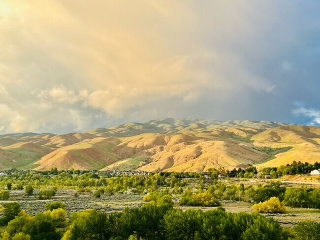 Building Photo - Immaculate Rim Home w/Stunning Views