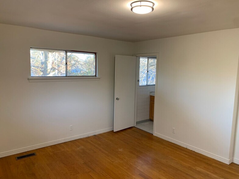 Building Photo - 3618 Sunrise Terrace