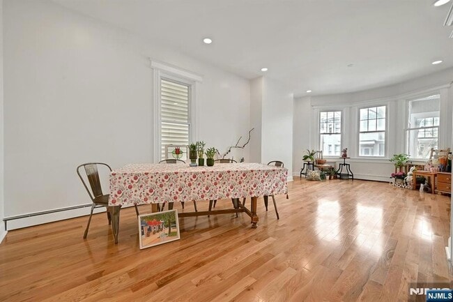 Building Photo - 158 Edgar St