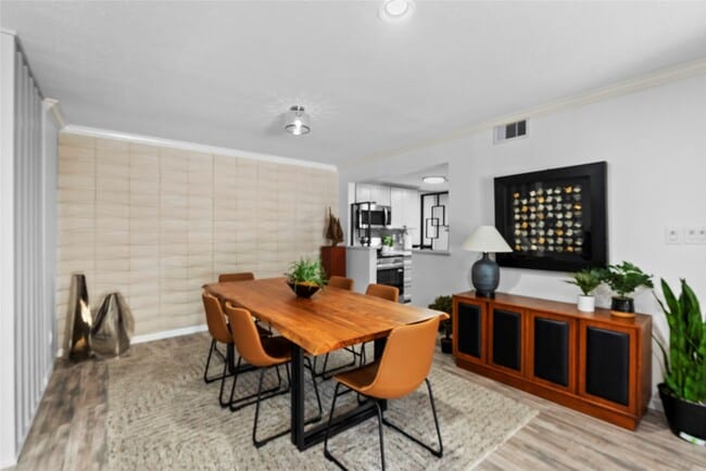 Building Photo - 604 S Ripple Creek Dr