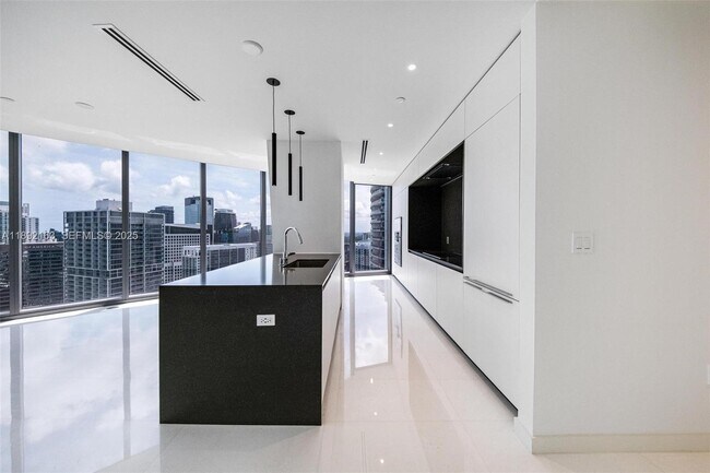 Building Photo - 300 Biscayne Blvd Way