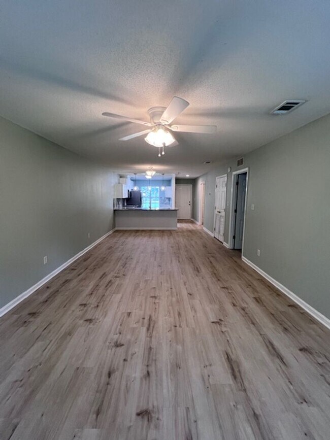 Building Photo - 2 Bedroom 2 Bath Duplex